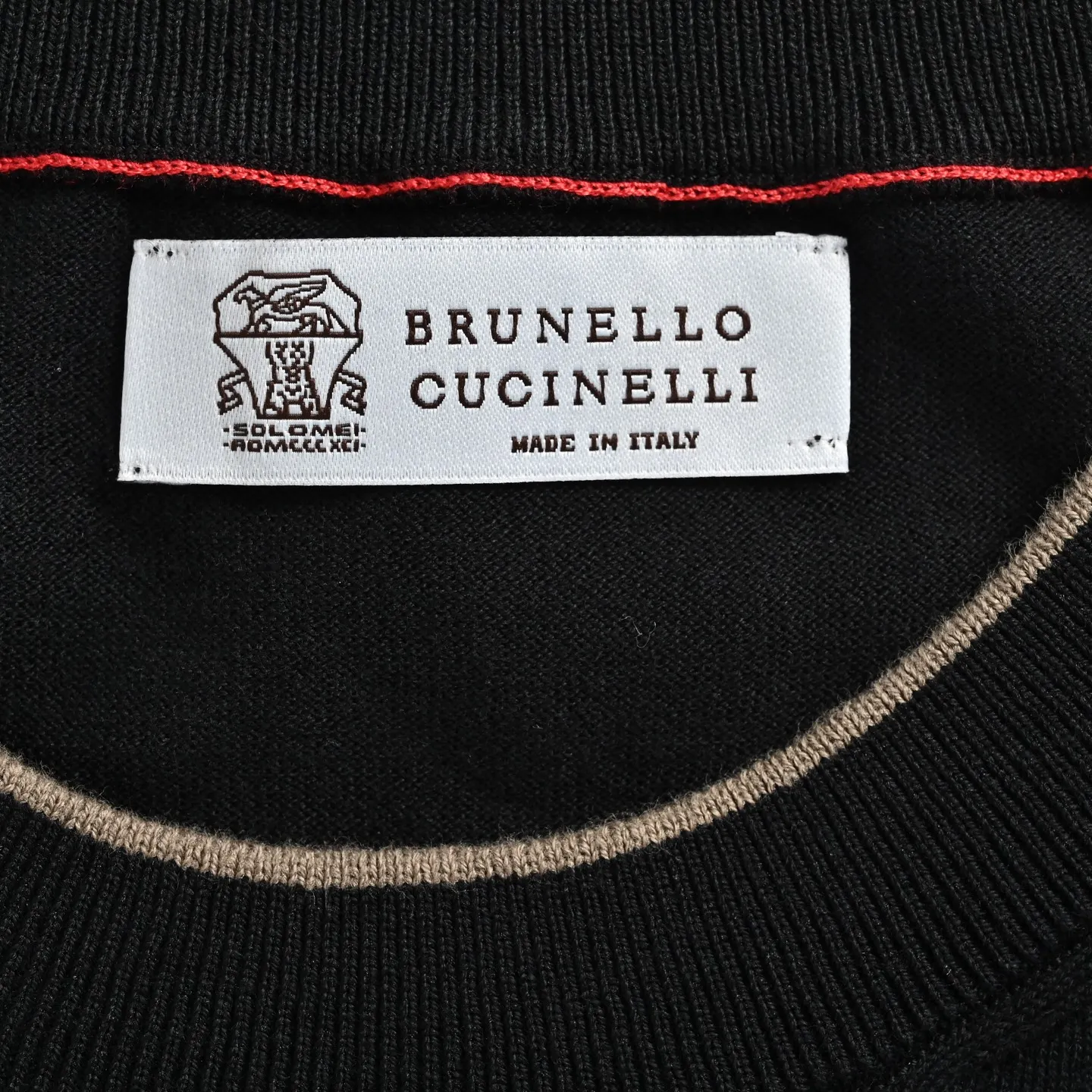 : Brunello Cucinelli BC 26ss knitted cashmere cotton short-sleeved counter. Developed by Yuan Buy. The outstanding quality of BC yarn is elegantly displayed in this lightweight knitted sweater. Ultra-fine cashmere cotton creates a soft and silky texture. The natural Beige luster also brings out the charm of seasonal colors. You must not miss it. The fabric is made of imported 60-count double-yarn worsted cashmere cotton. Exclusively custom-dyed in rice White. The main weaving method is 16-needle high-density plain stitch. Neck and hem The cuffs are 1×1 single rib knitting method. The flat knitting machine imported from Germany STOLL uses 60 double-strand high-count worsted yarn on a single needle bed to knit the coils in one direction to form a fabric. Only the top computerized flat knitting machine can stably weave the 16-needle high-density flat stitch with a stitch accuracy of up to 0.1mm, completely avoiding the uneven stitching problem of manual/domestic flat knitting machines. Size: 48 50 52 54